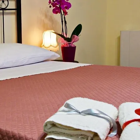 Domus Aurea לינה וארוחת בוקר מונטאלבאנו אליקונה