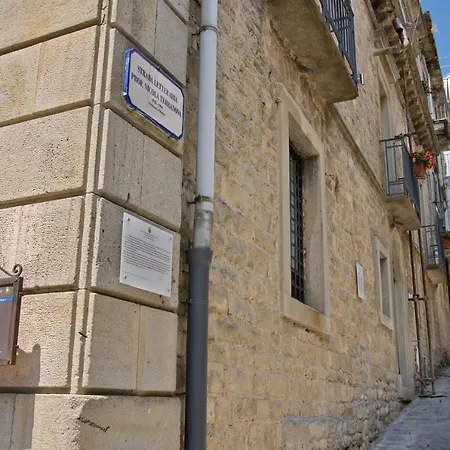 Domus Aurea Bed & Breakfast *