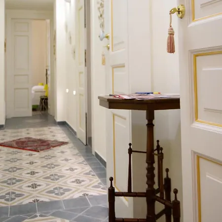 לינה וארוחת בוקר Domus Aurea 3*