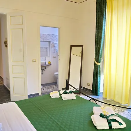 לינה וארוחת בוקר Domus Aurea 3*